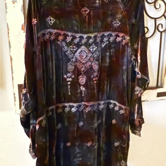 Velvet Embroidered Tunic Top - Picture 2 of 9